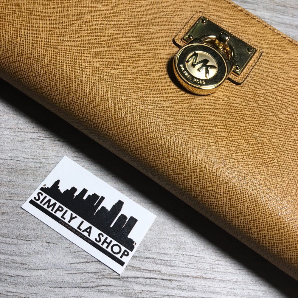 Michael Kors zip around